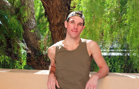 Goed gebouwde Joshua Kelly masturbeert buiten