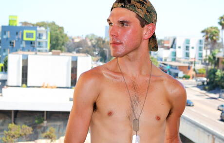 Goed gebouwde Joshua Kelly masturbeert buiten