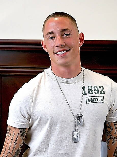 Diego, ben fatto, si spoglia e mostra il suo sedere caldo