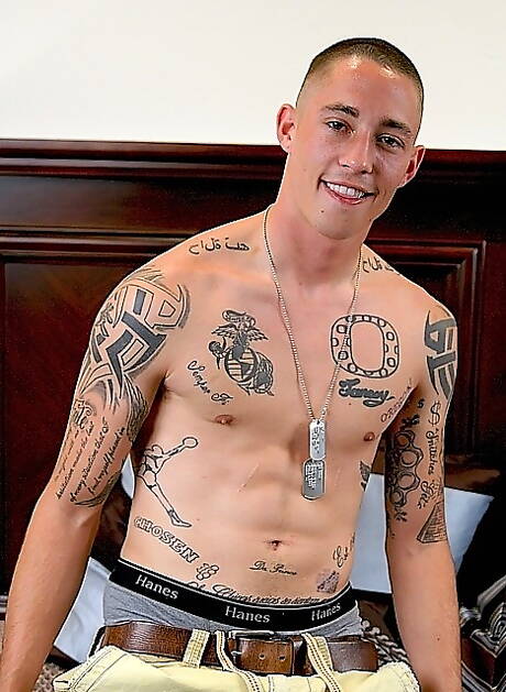 Diego, ben fatto, si spoglia e mostra il suo sedere caldo