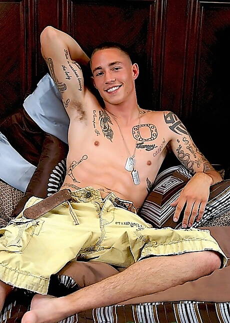 Diego, ben fatto, si spoglia e mostra il suo sedere caldo