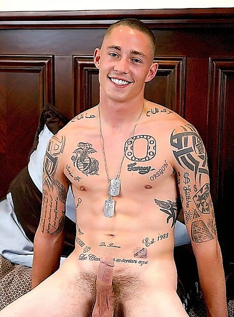 Diego, ben fatto, si spoglia e mostra il suo sedere caldo