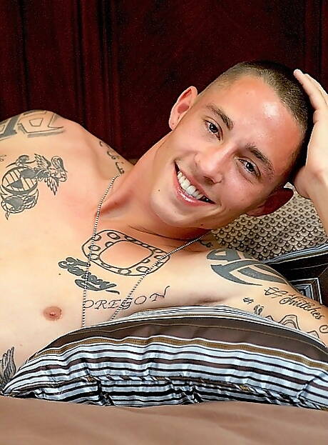 Diego, ben fatto, si spoglia e mostra il suo sedere caldo