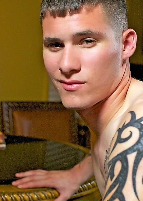 O cara musculoso Zander posando nu e mostrando uma bunda linda