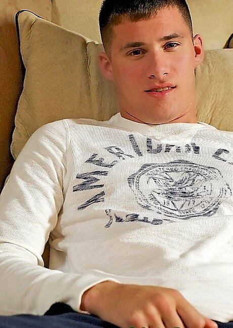 O cara musculoso Zander posando nu e mostrando uma bunda linda