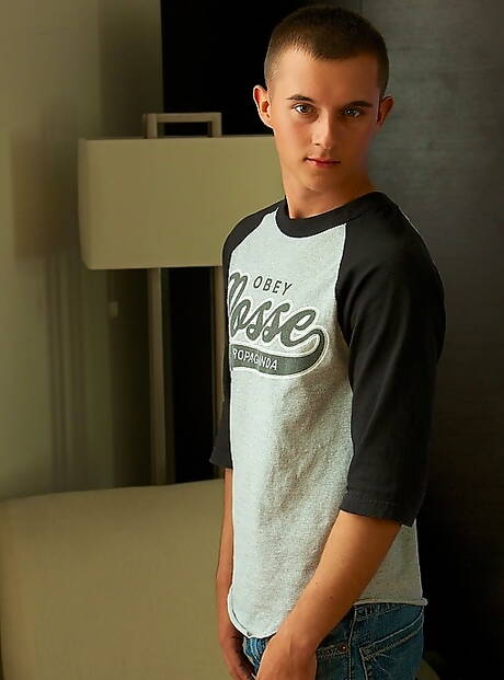 Sean caliente se desnuda y muestra su bonito trasero