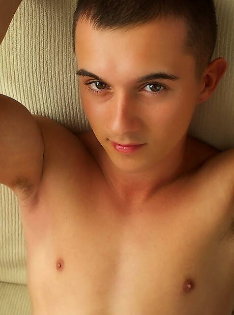 Sean caliente se desnuda y muestra su bonito trasero