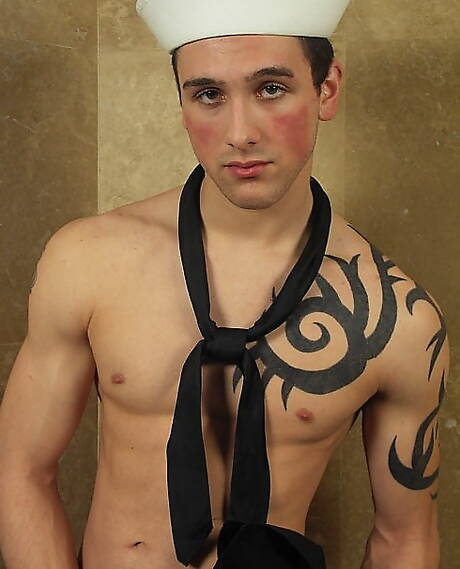 Cypriot husky guy Leo Domenico posing nude and showing hot ass