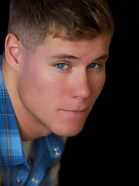 Der attraktive Davis zieht sich aus und zeigt seinen schönen Hintern