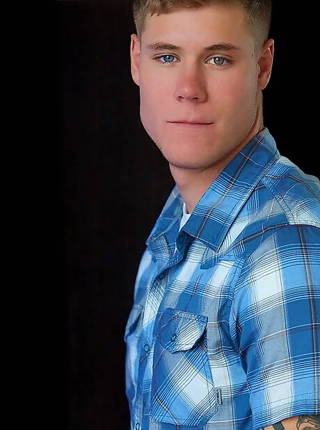 Hunky guy Davis get naked and showing nice butt