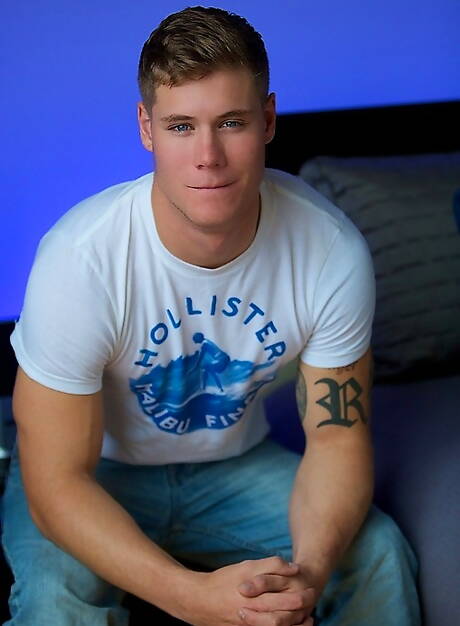 Hunky guy Davis get naked and showing nice butt