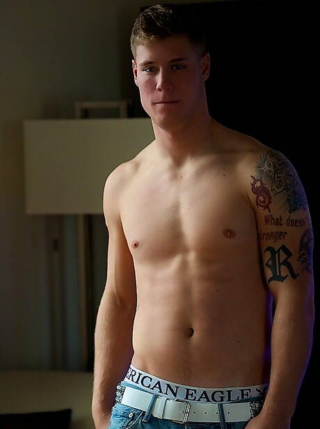 Der attraktive Davis zieht sich aus und zeigt seinen schönen Hintern