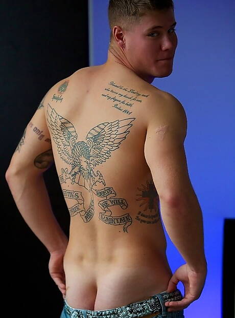 Der attraktive Davis zieht sich aus und zeigt seinen schönen Hintern