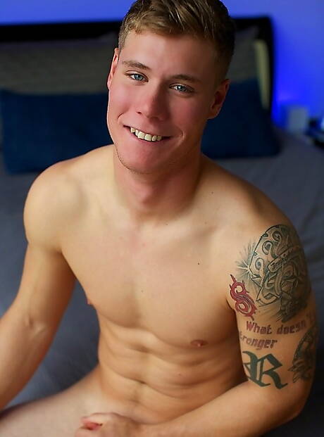 Der attraktive Davis zieht sich aus und zeigt seinen schönen Hintern