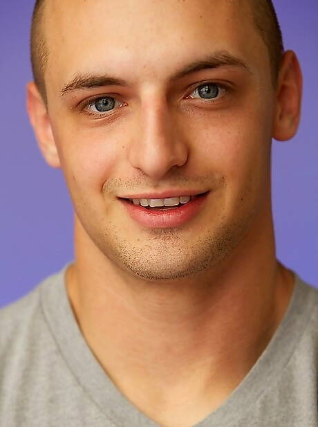 Ezra musclé pose nu et montre de belles fesses