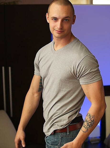 Ezra musclé pose nu et montre de belles fesses