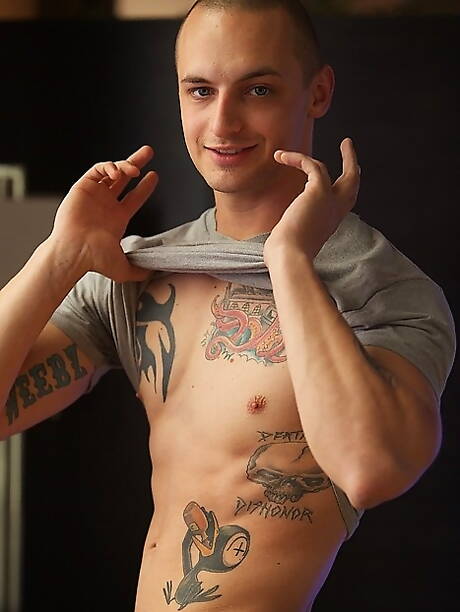 Ezra musclé pose nu et montre de belles fesses