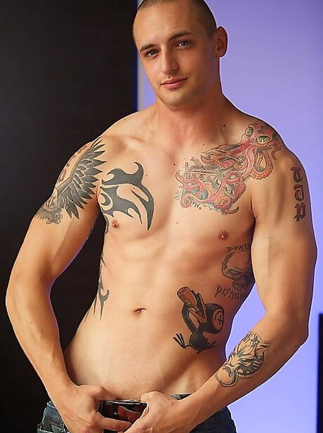 Ezra musclé pose nu et montre de belles fesses