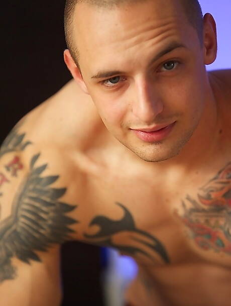 Ezra musclé pose nu et montre de belles fesses