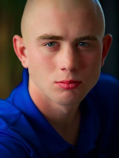 Beefy Steele 裸體擺造型，展現漂亮臀部