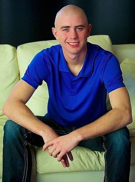 Beefy Steele 裸體擺造型，展現漂亮臀部