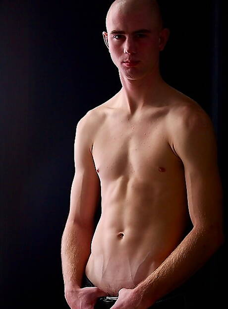 Beefy Steele 裸體擺造型，展現漂亮臀部