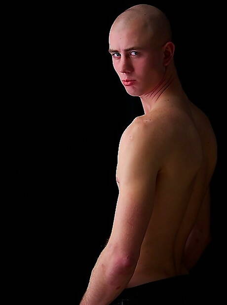 Beefy Steele 裸體擺造型，展現漂亮臀部