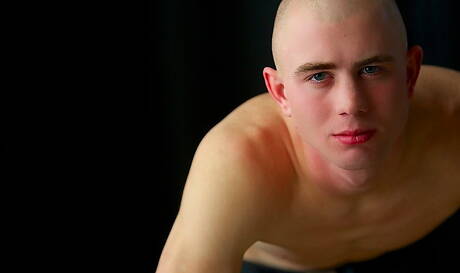 Beefy Steele 裸體擺造型，展現漂亮臀部