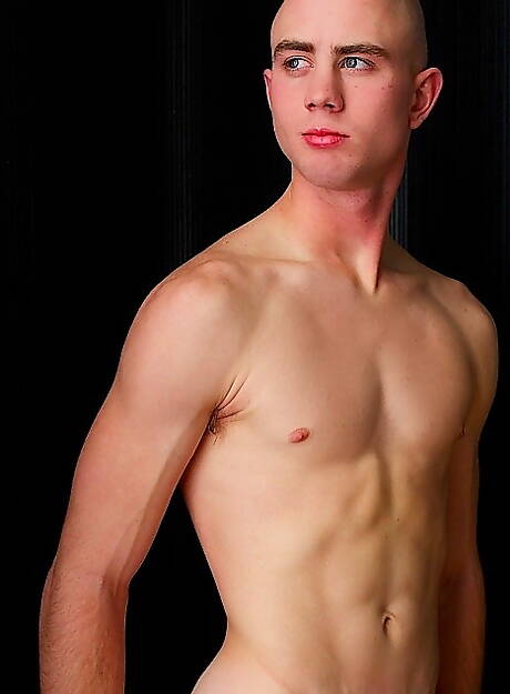 Beefy Steele 裸體擺造型，展現漂亮臀部