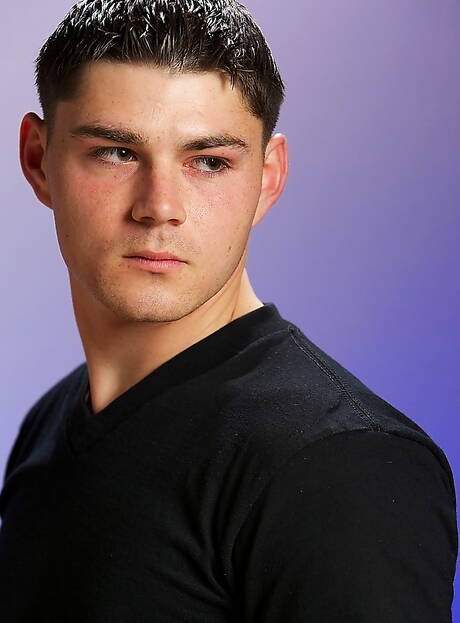 Der bullige Jakub zieht sich aus und zeigt seinen Arsch