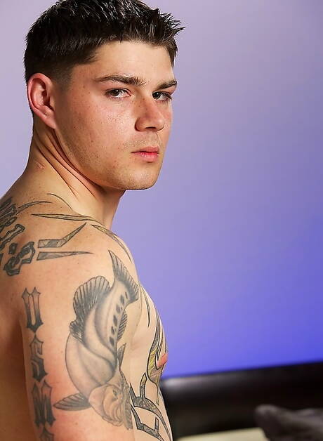 Der bullige Jakub zieht sich aus und zeigt seinen Arsch