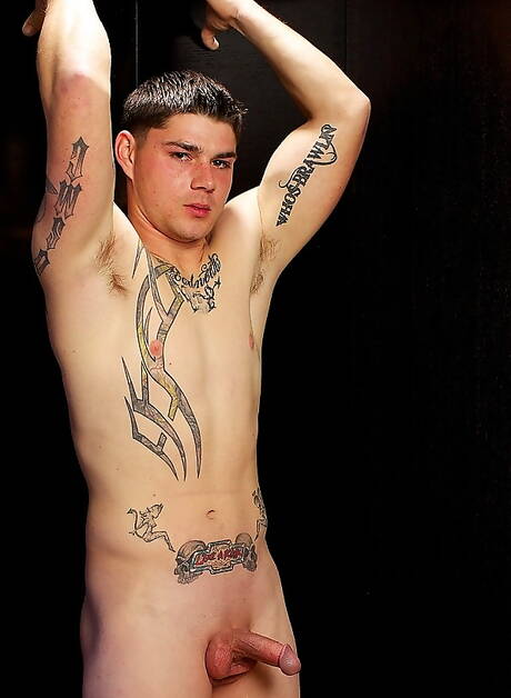 Der bullige Jakub zieht sich aus und zeigt seinen Arsch