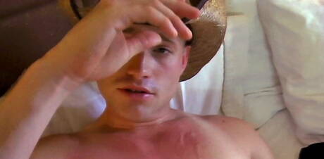 Bruce le costaud se masturbe