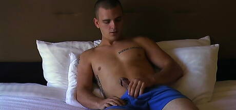 Przystojny facet Lane masturbuje się swoim penisem