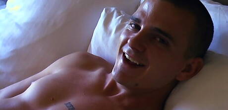 Przystojny facet Lane masturbuje się swoim penisem