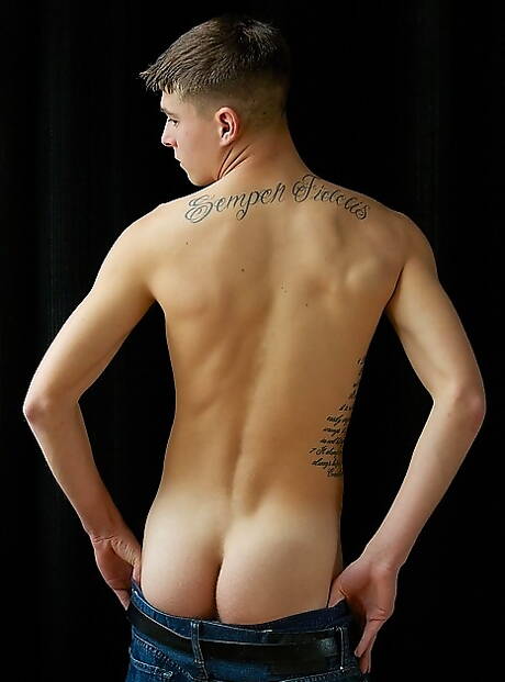 Twink Parker posando desnudo y mostrando su culo