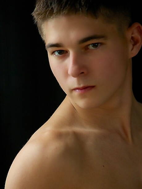 Twink Parker posing naked and showing his ass