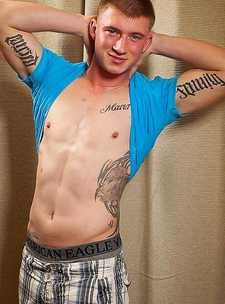 Hunk Archer poseert naakt en laat zijn mooie kont zien