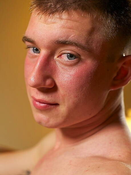 Hunk Archer poseert naakt en laat zijn mooie kont zien