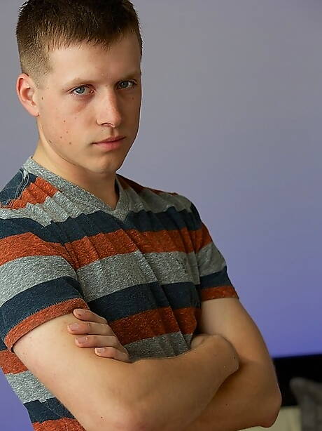 Lo stallone Damon si spoglia e mostra il suo sedere stretto