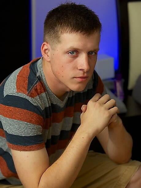 Lo stallone Damon si spoglia e mostra il suo sedere stretto