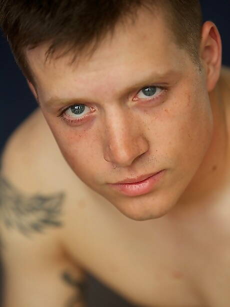 Lo stallone Damon si spoglia e mostra il suo sedere stretto