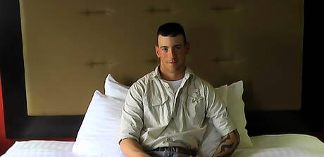 Twardziel Danny masturbuje się