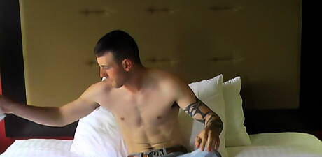 Twardziel Danny masturbuje się