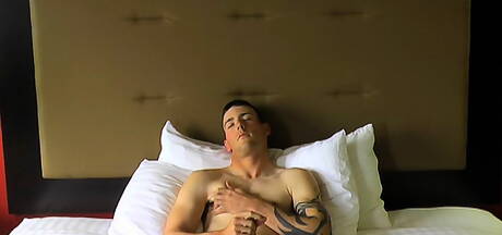 Twardziel Danny masturbuje się