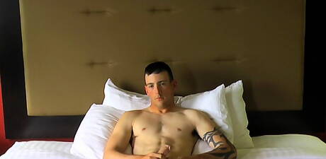 Twardziel Danny masturbuje się