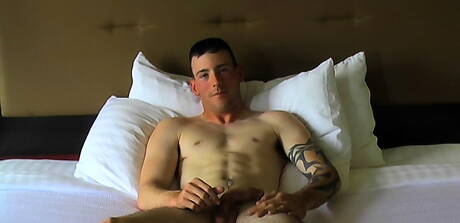 Twardziel Danny masturbuje się