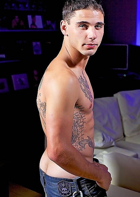 Der kräftige Bric posiert nackt und zeigt seinen heißen Arsch