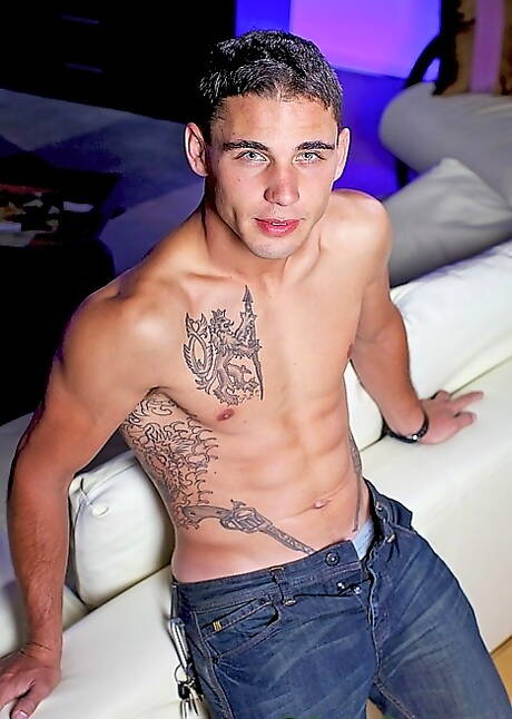 Der kräftige Bric posiert nackt und zeigt seinen heißen Arsch