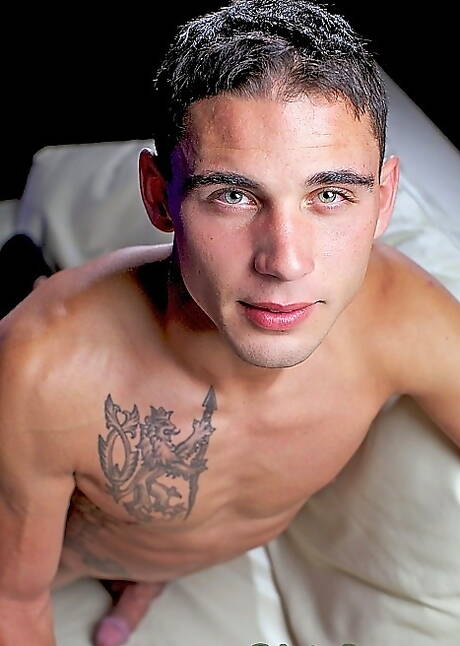 Der kräftige Bric posiert nackt und zeigt seinen heißen Arsch